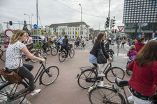 910669 Afbeelding van fietsers bij de Vredenburgknoop te Utrecht. Met rechts op de achtergrond TivoliVredenburg.